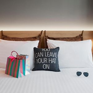 Moxy Sleeper Premium Guest room 1 King