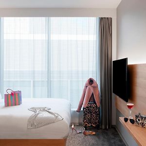 Moxy Sleeper Guest room 1 King